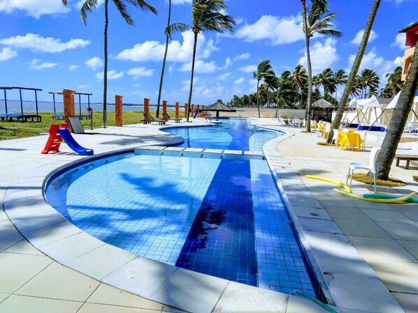 Alberca al aire libre, acceso de 08:00 a 20:00, y camastros 