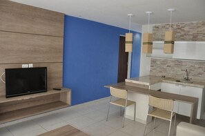 Habitación triple familiar, varias camas, vista al mar | Cocineta privada | Refrigerador 