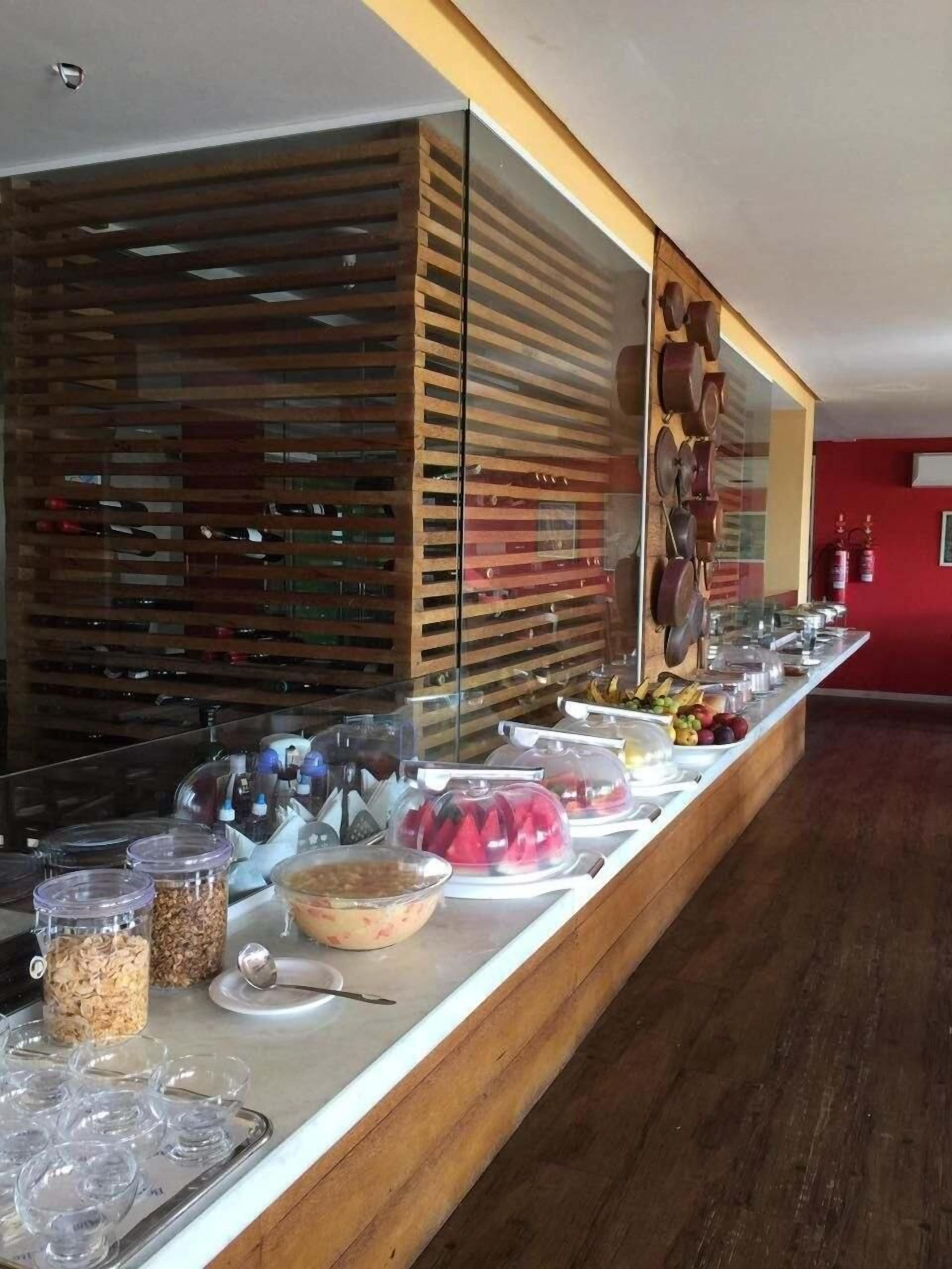 Café da manhã com buffet grátis todos os dias