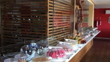 Café da manhã com buffet grátis todos os dias