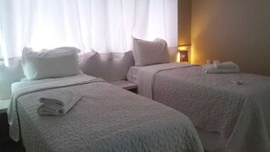 Duplex familial, Plusieurs lits, vue sur la mer | Décor unique, rideaux d’obscurcissement, accès au Wi-Fi (inclus)