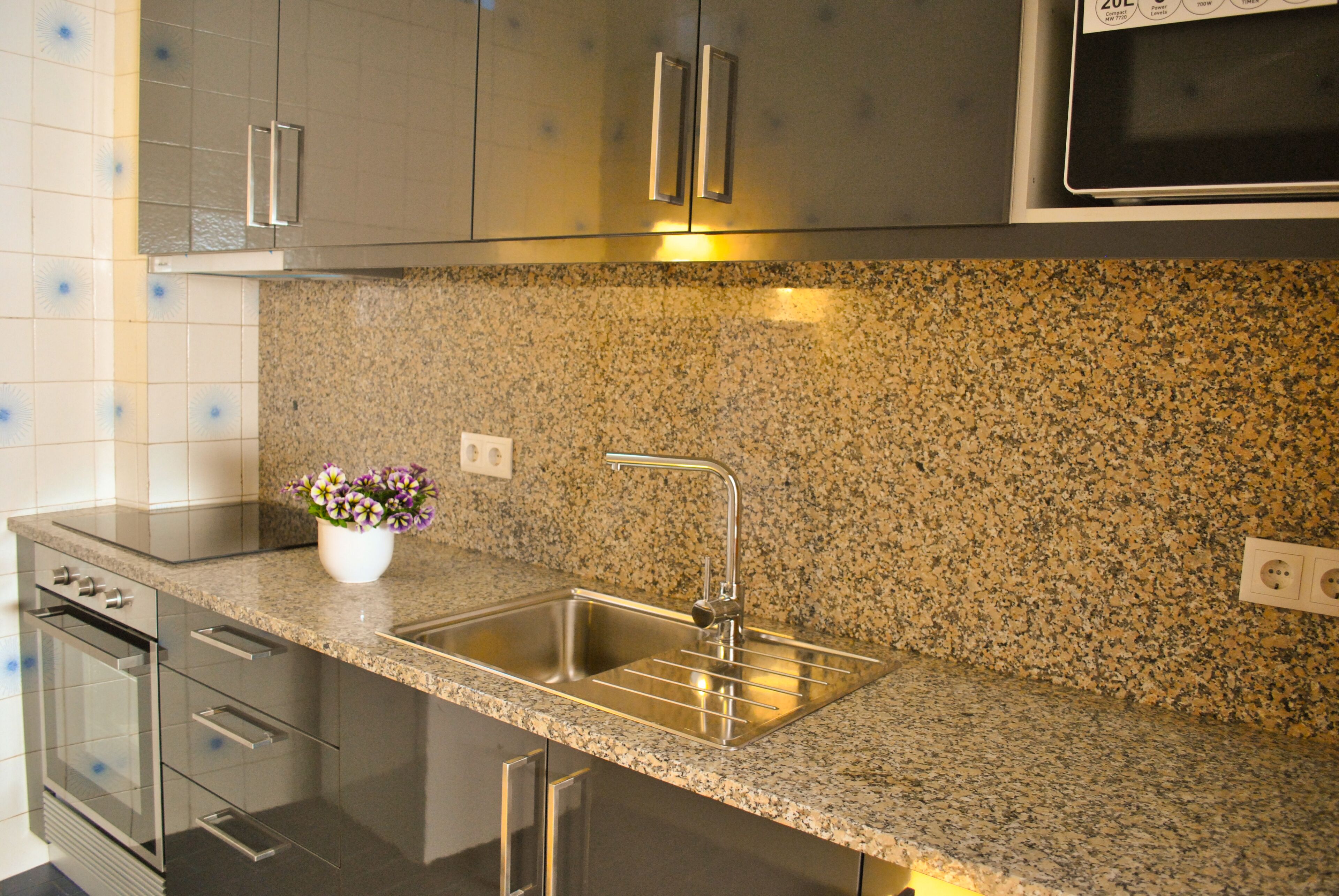 ثلاجة، ميكروويف، فرن، موقد طهي مسطح