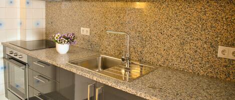 Geladeira, micro-ondas, fogão, cooktop