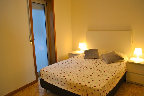 2 makuuhuonetta, silitysrauta/-lauta, Wi-Fi, vuodevaatteet