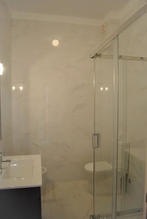 Hiustenkuivaaja, pyyhkeet, saippua, sampoo