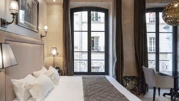 Deluxe kamer, 1 twee- of 2 eenpersoonsbedden, 1 queensize bed | Luxe beddengoed, een minibar, een kluis op de kamer, een bureau
