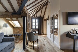 Suíte com design assinado, várias camas | Área de estar | TV LED 42 polegadas com canais de TV premium, TV, dock para iPod