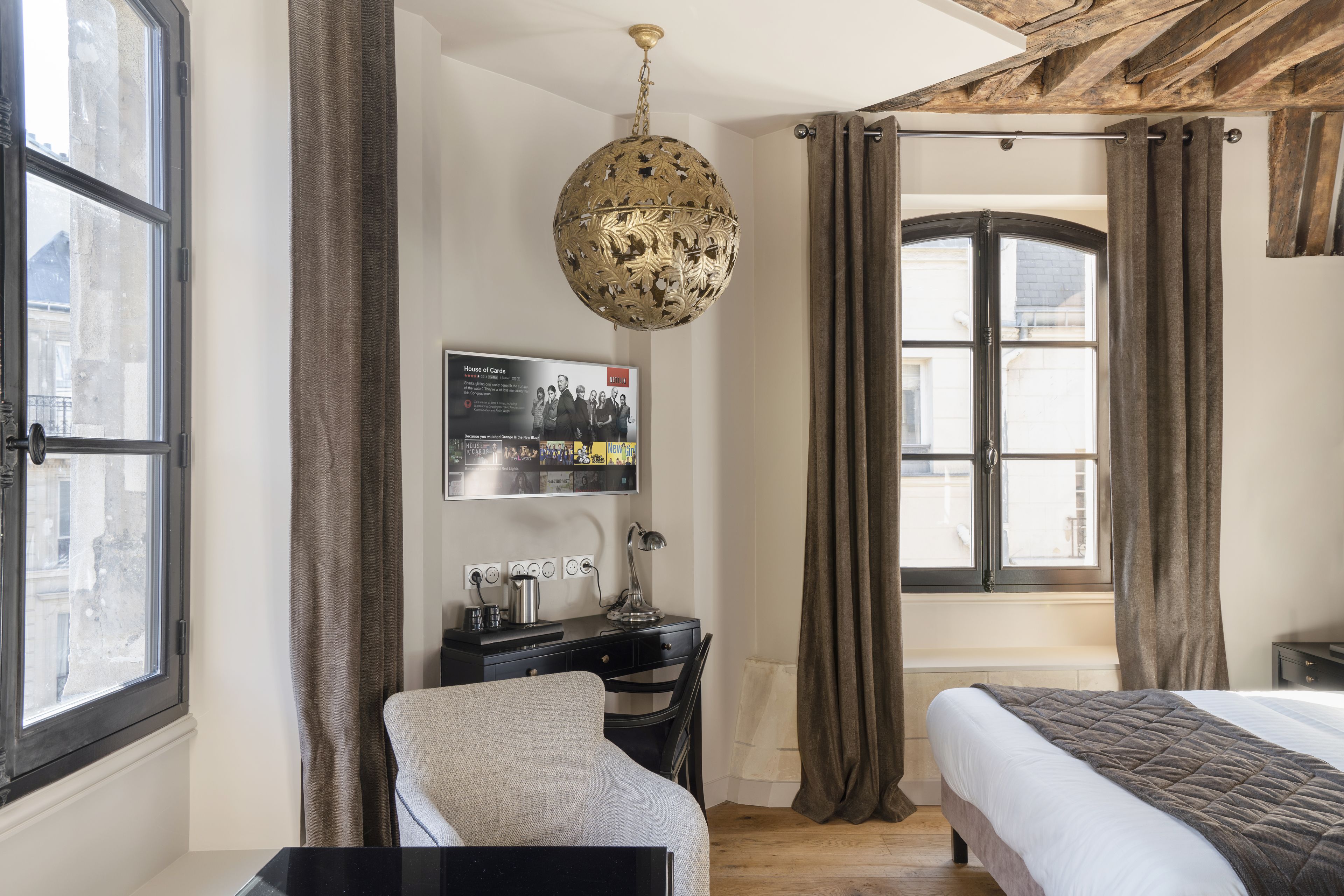 deluxe double or twin room, 1 queen bed | television