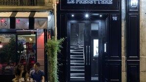 A building entrance with a sign reading "LE PRESBYTERE". - Hotel Le Presbytère (Paris)