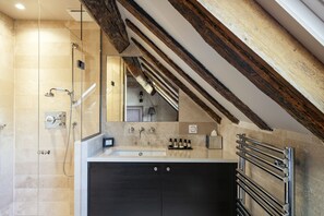 Signature suite, Meerdere bedden | Badkamer | Gratis toiletartikelen, een haardroger, handdoeken