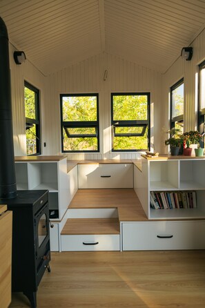 Decoración personalizada, muebles diferentes, escritorio y wifi gratis