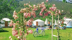 A campsite with yurts, a pool, and a bicycle. - Yol Glamping Hotel Retreat Center (Fethiye)