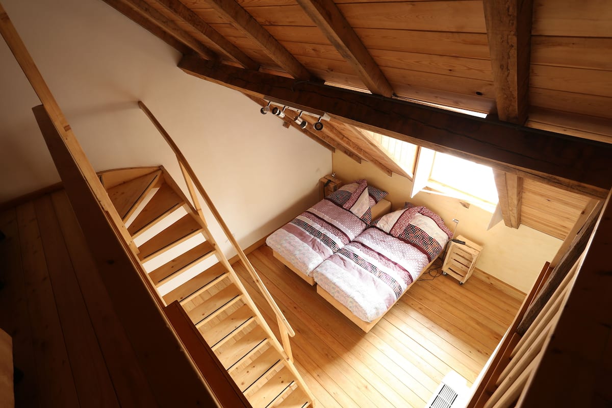 Habitación familiar | Tabla de planchar con plancha, wifi gratis, ropa de cama