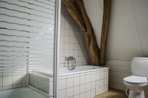 Family Room | Bathroom | Free toiletries, hair dryer, towels, soap - Vakantie Meerlo (Meerlo)