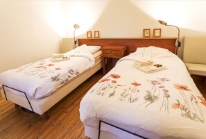 Habitación individual | Tabla de planchar con plancha, wifi gratis y ropa de cama 