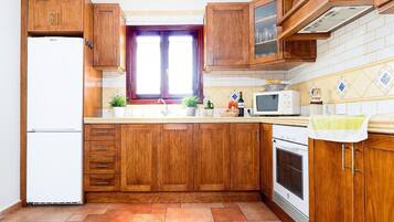 Full-size fridge, microwave, oven, stovetop