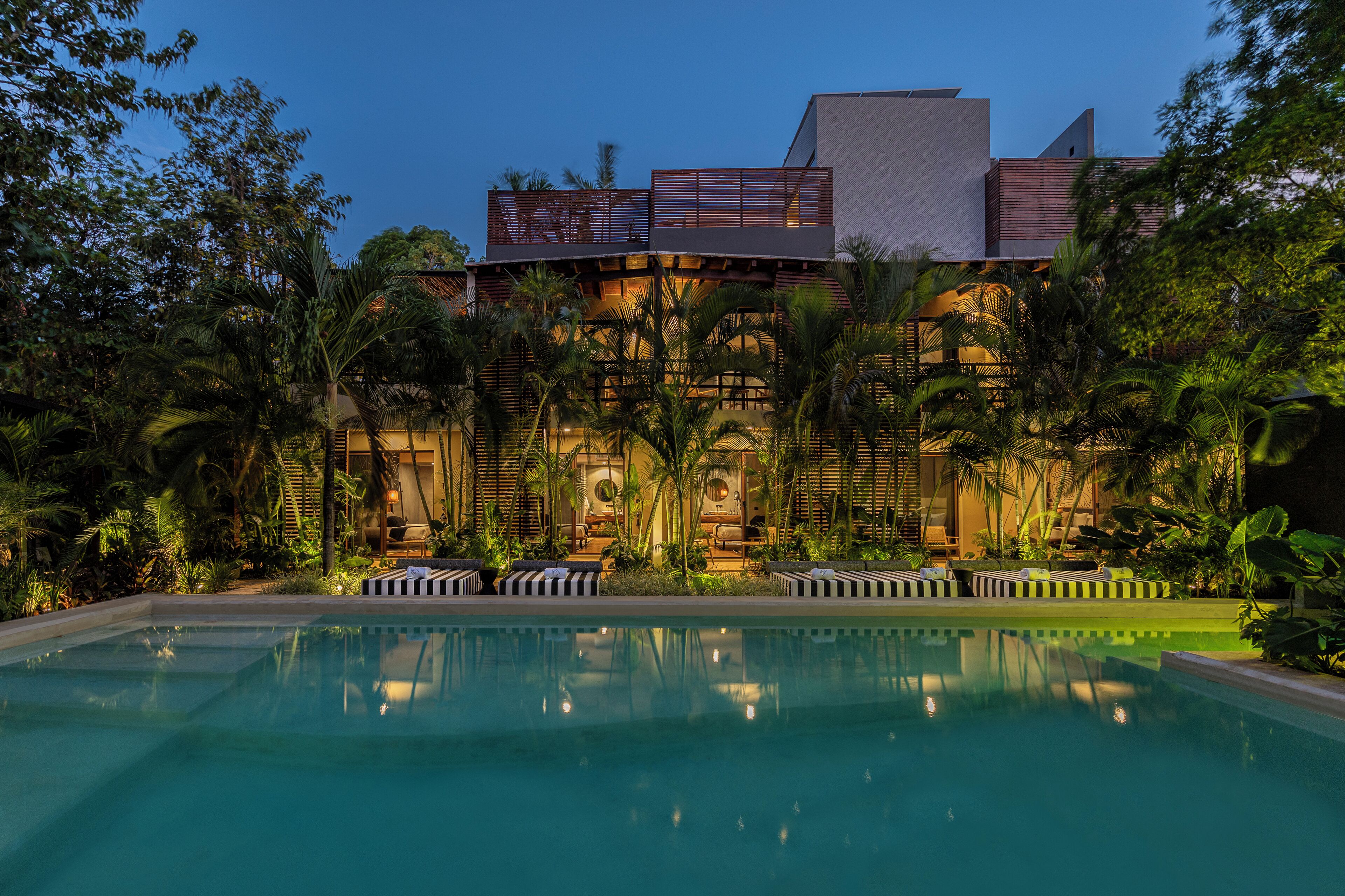 Una piscina al aire libre, tumbonas