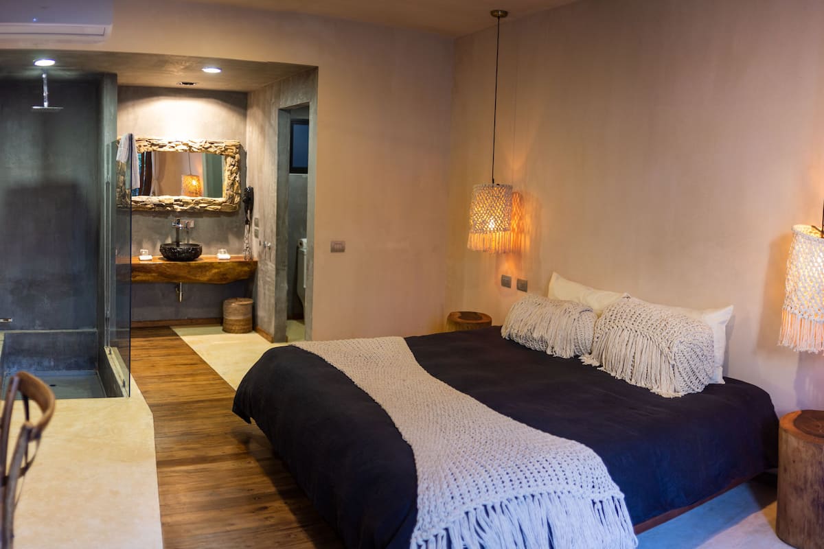 Ropa de cama de alta calidad y minibar 
