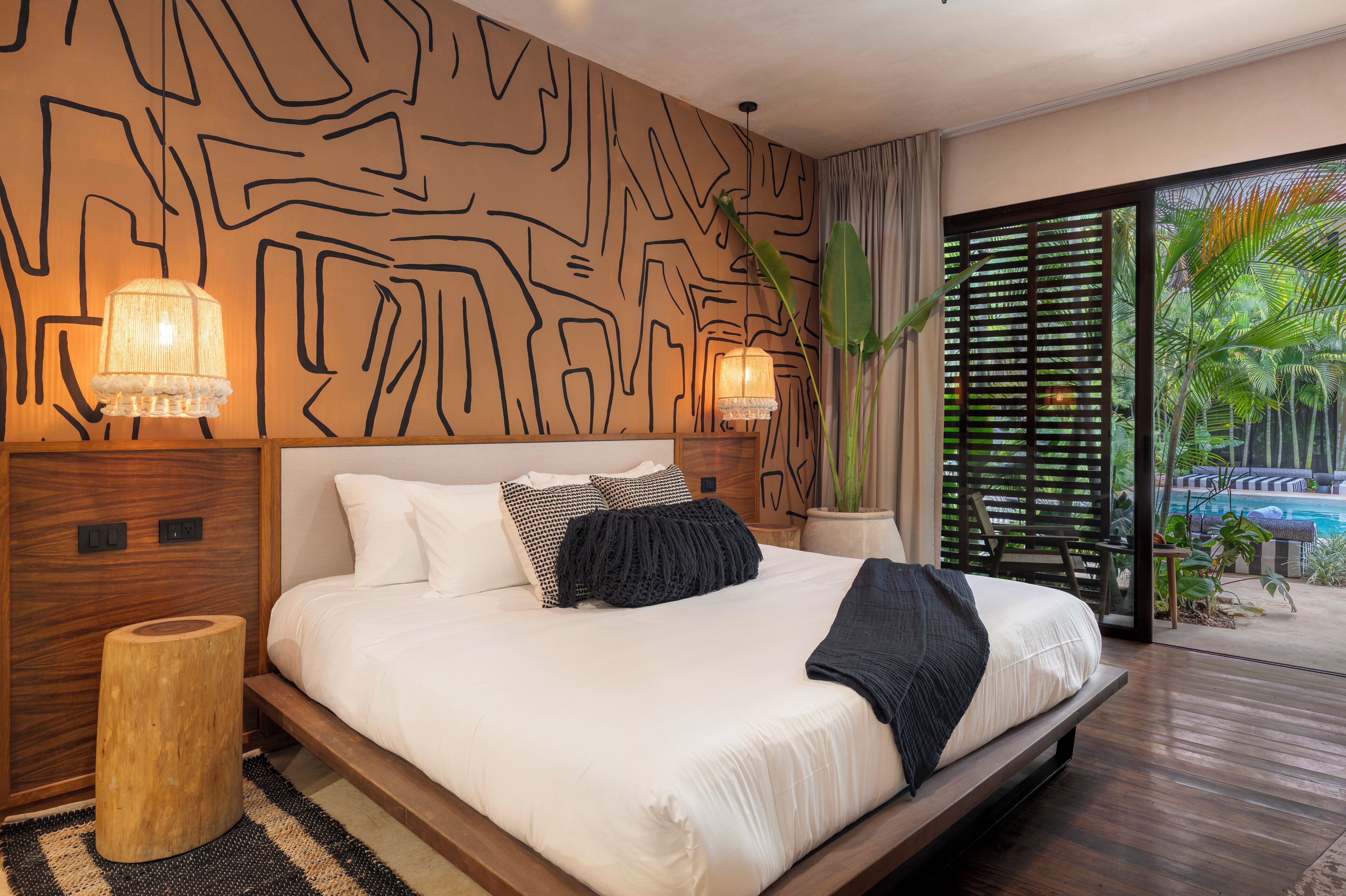Habitación estándar doble, 1 cama de matrimonio grande, vistas a la piscina | Ropa de cama de alta calidad, minibar, escritorio y cortinas opacas