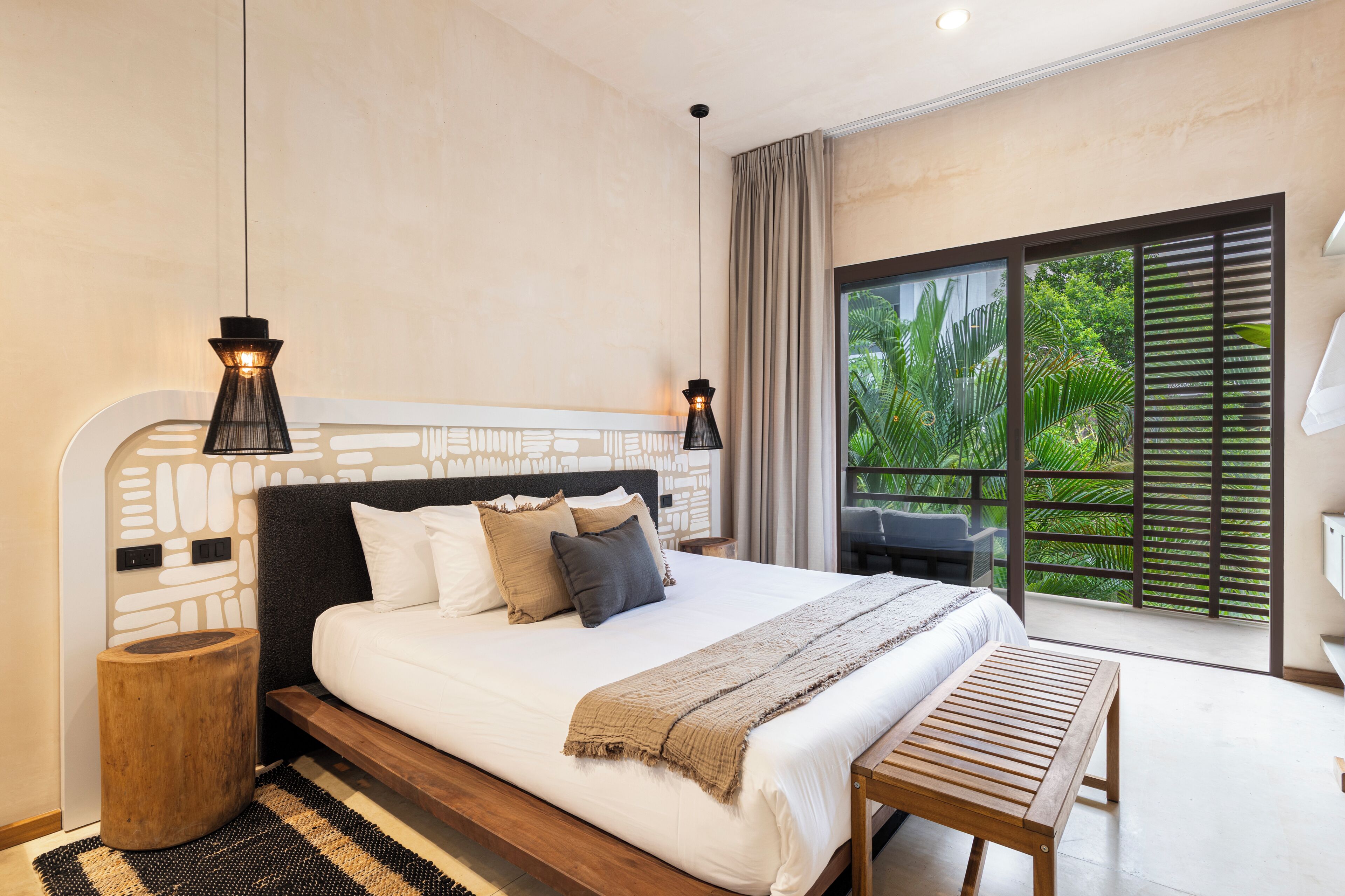 Premium bedding, minibar, desk, blackout drapes