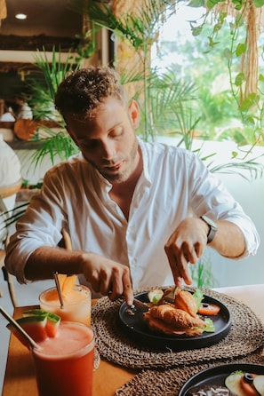 Petit-déjeuner préparé sur commande servi tous les jours en supplément