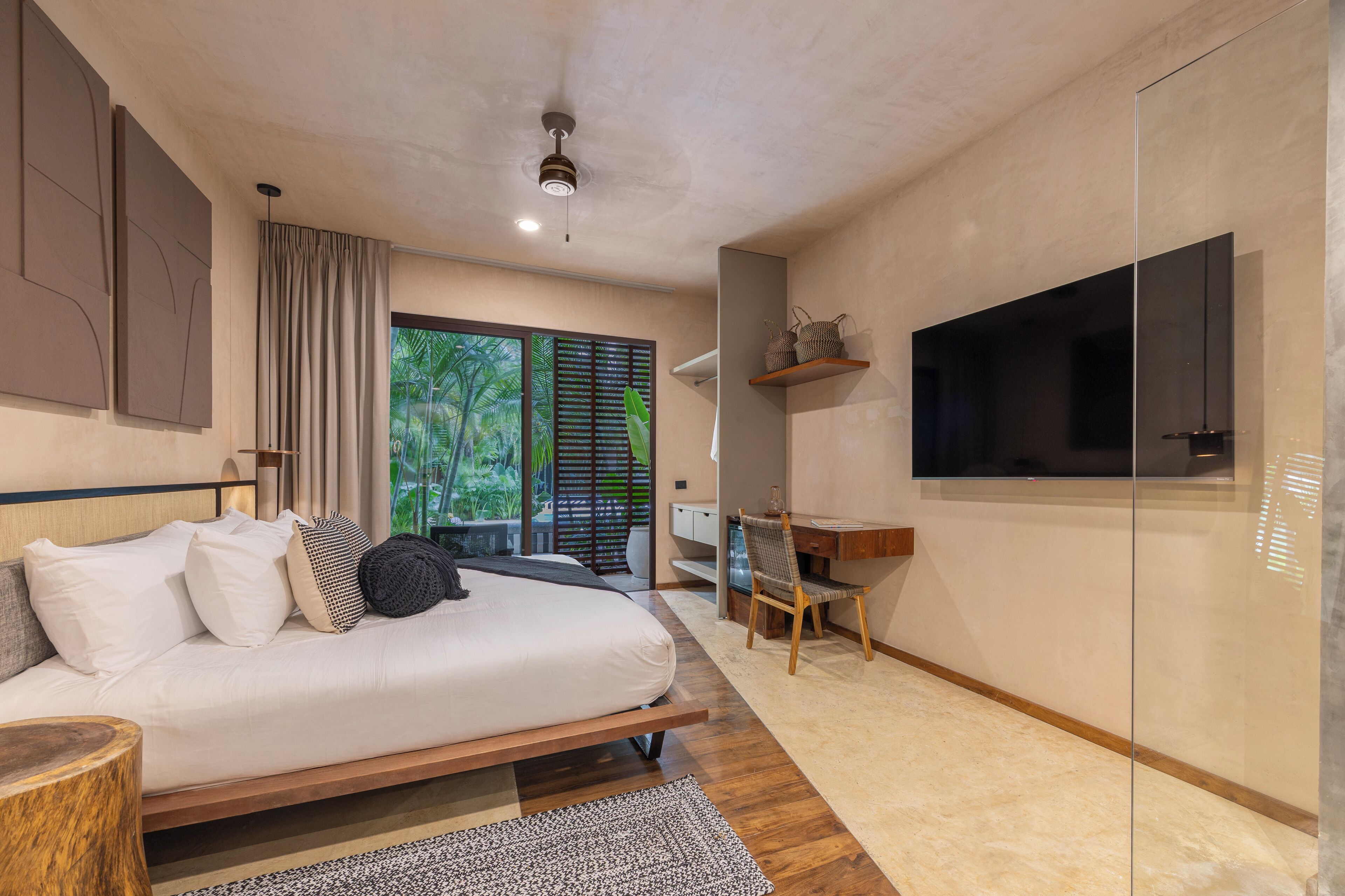 ห้องสแตนดาร์ดดับเบิล, เตียงคิงไซส์ 1 เตียง, วิวสระว่ายน้ำ | เครื่องนอนระดับพรีเมียม, มินิบาร์, โต๊ะทำงาน, ผ้าม่านกันแสง