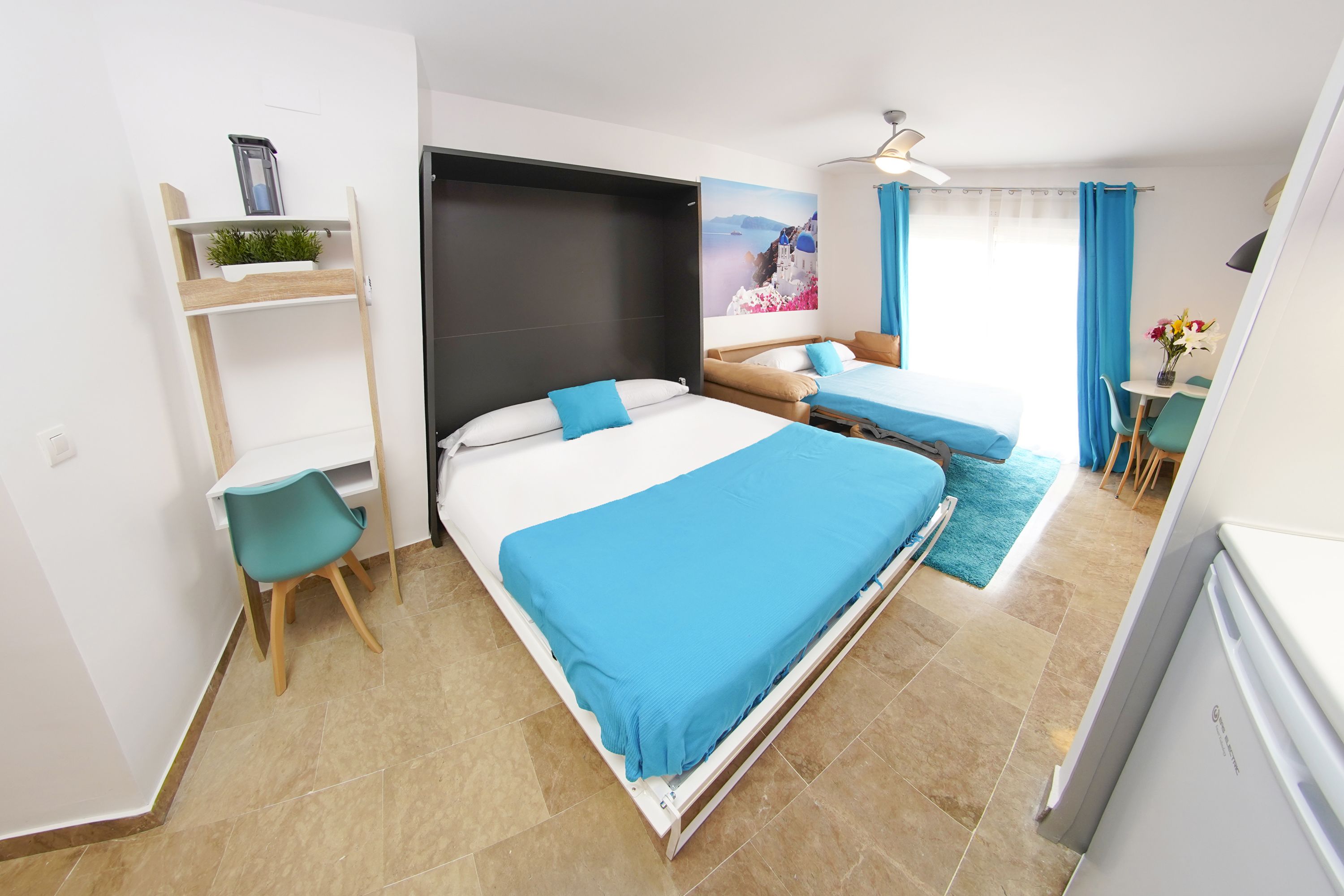 Tabla de planchar con plancha, wifi gratis y ropa de cama 