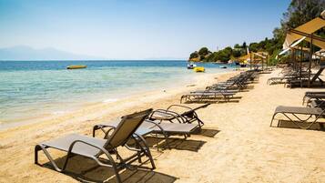 Playa privada, buceo, ski acuático y windsurf