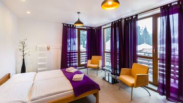 2 bedrooms, desk, laptop workspace, bed sheets