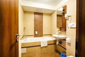 Standard Triple Room (104) | Bathroom - Apartmány Mlynky (Mlynky)