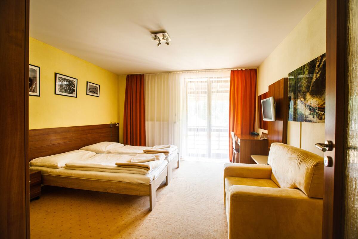 Standard Room (105) | 2 bedrooms, desk, laptop workspace, bed sheets