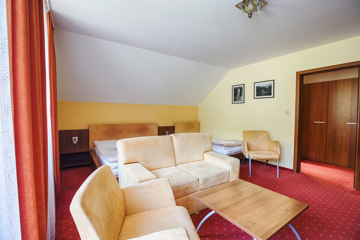 Standard Triple Room (201) | 2 bedrooms, desk, laptop workspace, bed sheets