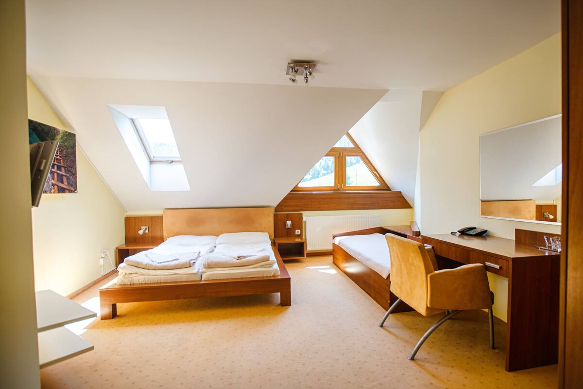 2 bedrooms, desk, laptop workspace, bed sheets