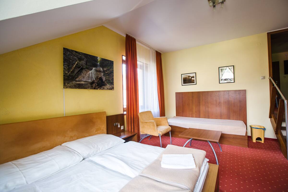 Apartment, 2 Bedrooms (102) | 2 bedrooms, desk, laptop workspace, bed sheets