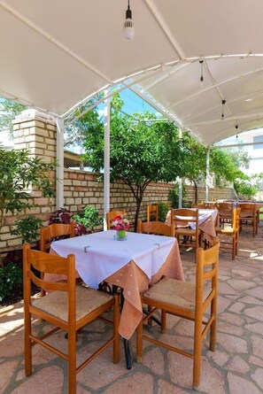 Tempat makan outdoor