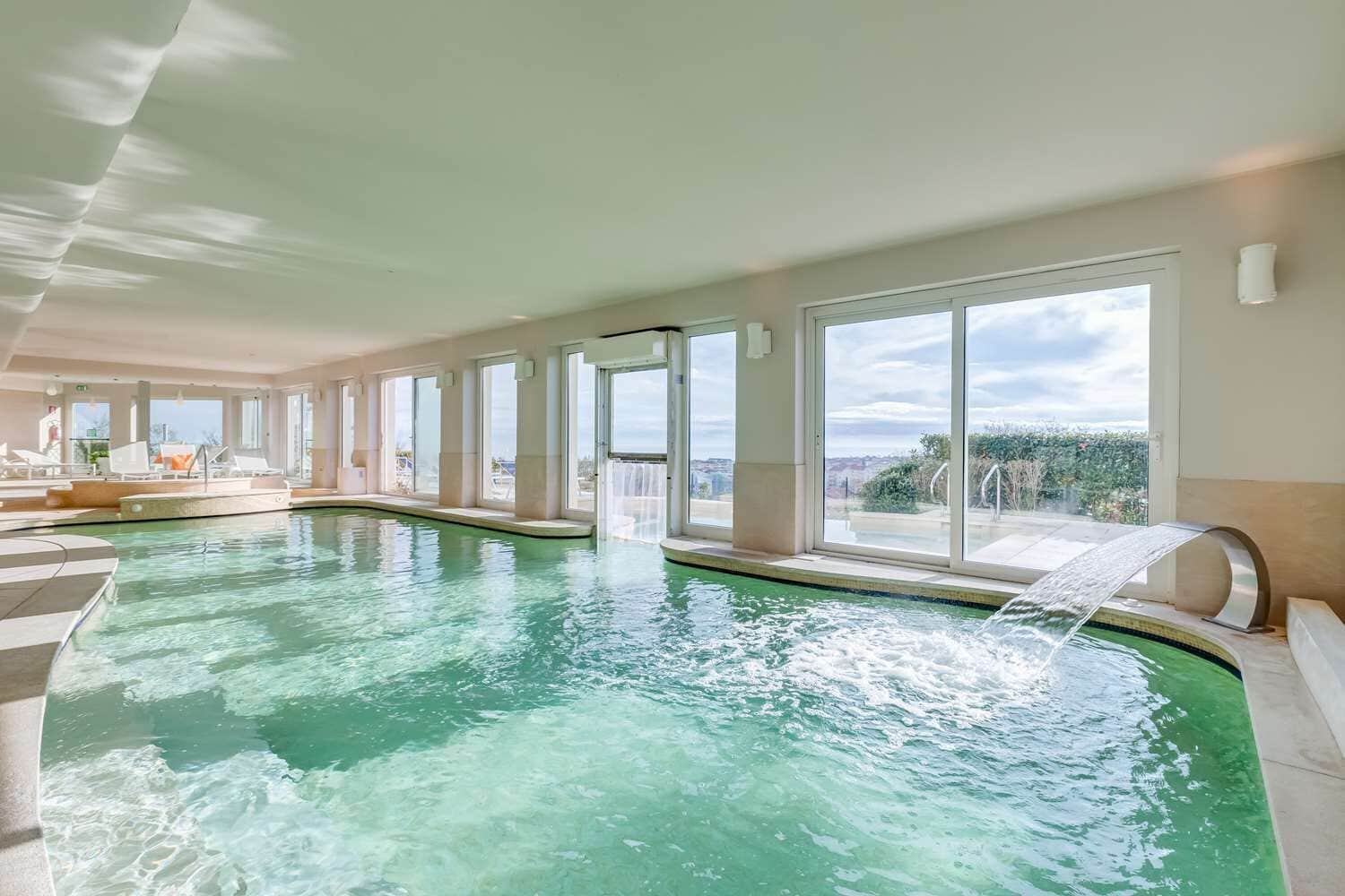 Een binnenzwembad en een buitenzwembad