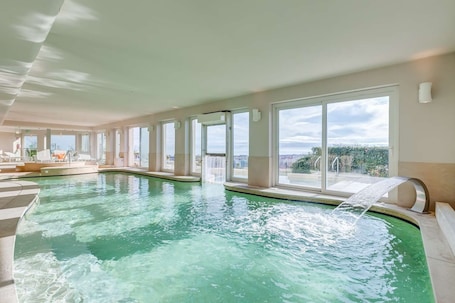 Una piscina techada, una piscina al aire libre. Villa Maria Hotel and Spa