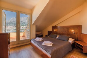 تجهيزات عازلة للصوت وتسهيلات لدخول الكراسي المتحركة