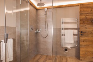 Douche, sèche-cheveux, serviettes fournies, savon