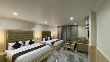 Family Room | Desk, soundproofing, free WiFi