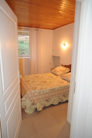 4 bedrooms, desk, iron/ironing board, free WiFi