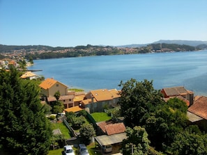 Uma vila costeira com casas e uma grande extensão de água.