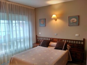 Desk, free WiFi, bed sheets - Hotel Xeito (Poio)