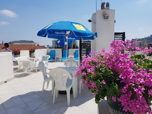 Outdoor dining - Apartments Tamara (Budva)
