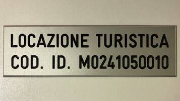 Un cartel con el texto 'LOCAZIONE TURISTICA COD. ID. M0241050010'.