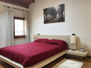 2 bedrooms, iron/ironing board, travel crib, WiFi - Francesca's house - between VENICE VERONA and DOLOMITES (Thiene)