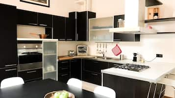 Private kitchen | Fridge, microwave, oven, stovetop