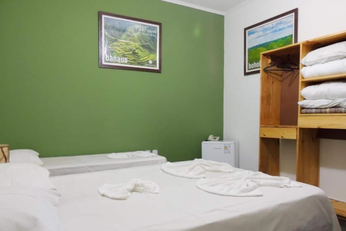 Kamar Standar | Minibar, meja kerja, ruang kerja ramah laptop, dan tirai kedap cahaya