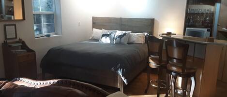 ห้องเบสิก, หลายเตียง | 1 ห้องนอน, ผ้านวมขนเป็ด, ผ้าม่านกันแสง, เตารีด/โต๊ะรีดผ้า