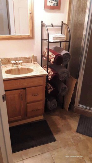 Chambre de base, Plusieurs lits | Salle de bain | Douche, articles de toilette (gratuits), séchoir à cheveux